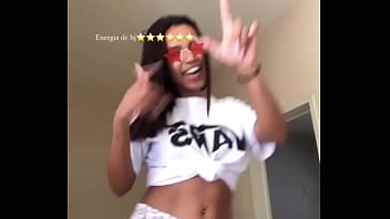 Pretinha do cuzao rebolando