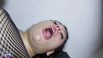 Ninfomaniaca dando o cú no porão