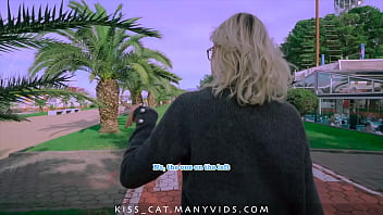 Публичный агент Снял 18 Красотку в Парке которая Показывает сиськи и киску