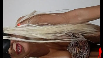 Blonddevilsexywoman solo dance