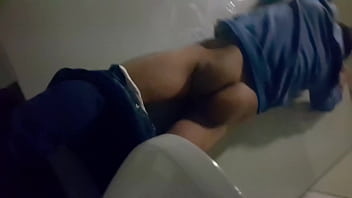 Cojiendo En Los Baños Del Metropolitano Gay Lima thumbnail