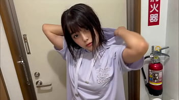 デートから帰ってきたらすぐさま玄関でフェラ、バックでお互いが気持ちよくなるまでsexするカップル。