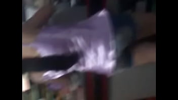 Gostosa na fila do mercado