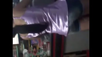 Gostosa na fila do mercado