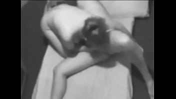 Gozando na boca em preto e branco