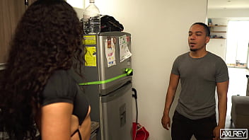 Contrato una mucama para que limpie y ella me seduce para follarla bien rico