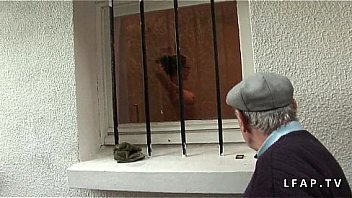 Jeune et jolie petite brunette se tape un vieux pervers Jeune et jolie petite brunette se tape un vieux pervers