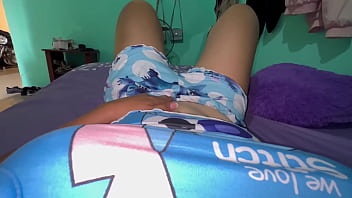 Me levanto despues de la fiesta caliente y me toca masturbarme por que no tengo novio