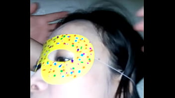 La sumisa recibe me saliva y me dildo adentro su cono