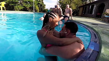 Fiz um gangbang com os machos que ficaram me olhando na vacina do hotel