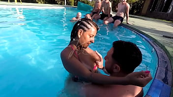 Fiz um gangbang com os machos que ficaram me olhando na vacina do hotel