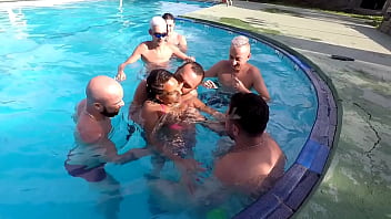 Fiz um gangbang com os machos que ficaram me olhando na vacina do hotel