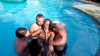 Fiz um gangbang com os machos que ficaram me olhando na vacina do hotel