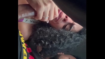 Corrida de aplicativo acaba em garganta profunda e siririca na ela hotwife official