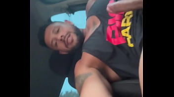 Corrida de aplicativo acaba em garganta profunda e siririca na ela hotwife official