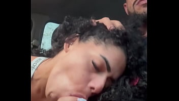 Corrida de aplicativo acaba em garganta profunda e siririca na ela hotwife official