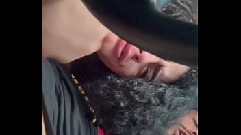 Corrida de aplicativo acaba em garganta profunda e siririca na ela hotwife official