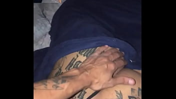 Tava deitada na cama e eu cheguei todo safado