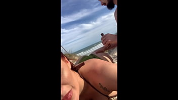 Ofereci massagem pra uma gostosa na praia e alisei até ficar com tesão