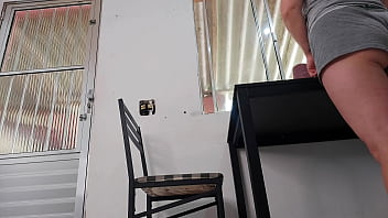 Enteada senta no meu colo com sua bunda perfeita para tomar café