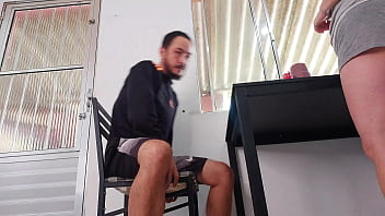 Enteada senta no meu colo com sua bunda perfeita para tomar café