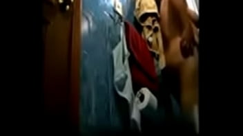 Camara oculta en el baño de una mamá bien nalgona