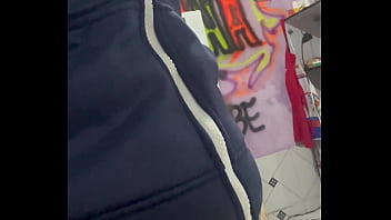 Mulher vai lavar roupa e com muito tesão na termina da máquina de lavar se masturbando e gozando muito