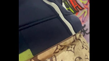 Mulher vai lavar roupa e com muito tesão na termina da máquina de lavar se masturbando e gozando muito