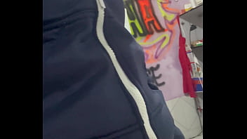 Mulher vai lavar roupa e com muito tesão na termina da máquina de lavar se masturbando e gozando muito