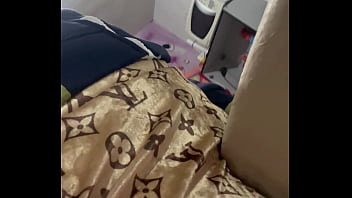 Mulher vai lavar roupa e com muito tesão na termina da máquina de lavar se masturbando e gozando muito