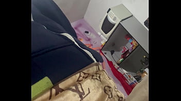 Mulher vai lavar roupa e com muito tesão na termina da máquina de lavar se masturbando e gozando muito