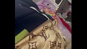 Mulher vai lavar roupa e com muito tesão na termina da máquina de lavar se masturbando e gozando muito