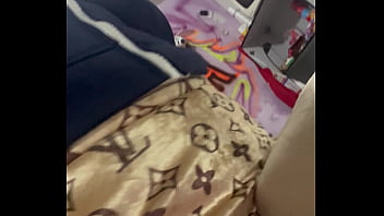 Mulher vai lavar roupa e com muito tesão na termina da máquina de lavar se masturbando e gozando muito