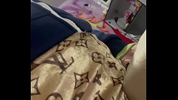 Mulher vai lavar roupa e com muito tesão na termina da máquina de lavar se masturbando e gozando muito