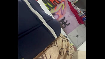 Mulher vai lavar roupa e com muito tesão na termina da máquina de lavar se masturbando e gozando muito