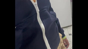 Mulher vai lavar roupa e com muito tesão na termina da máquina de lavar se masturbando e gozando muito