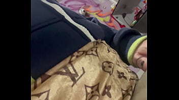 Mulher vai lavar roupa e com muito tesão na termina da máquina de lavar se masturbando e gozando muito