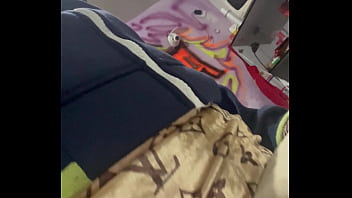 Mulher vai lavar roupa e com muito tesão na termina da máquina de lavar se masturbando e gozando muito