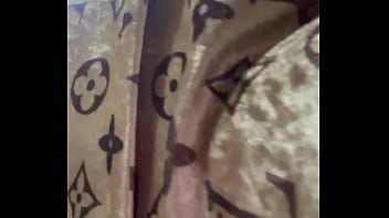 Mulher vai lavar roupa e com muito tesão na termina da máquina de lavar se masturbando e gozando muito Mulher vai lavar roupa e com muito tesão na termina da máquina de lavar se masturbando e gozando muito