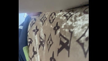 Mulher vai lavar roupa e com muito tesão na termina da máquina de lavar se masturbando e gozando muito