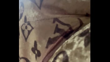 Mulher vai lavar roupa e com muito tesão na termina da máquina de lavar se masturbando e gozando muito