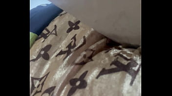 Mulher vai lavar roupa e com muito tesão na termina da máquina de lavar se masturbando e gozando muito