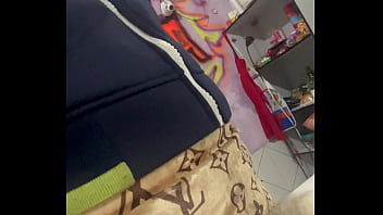 Mulher vai lavar roupa e com muito tesão na termina da máquina de lavar se masturbando e gozando muito