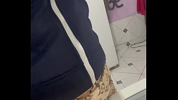 Mulher vai lavar roupa e com muito tesão na termina da máquina de lavar se masturbando e gozando muito