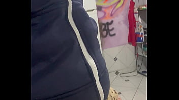 Mulher vai lavar roupa e com muito tesão na termina da máquina de lavar se masturbando e gozando muito