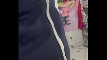 Mulher vai lavar roupa e com muito tesão na termina da máquina de lavar se masturbando e gozando muito