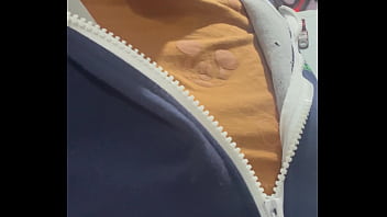 Mulher vai lavar roupa e com muito tesão na termina da máquina de lavar se masturbando e gozando muito