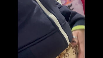 Mulher vai lavar roupa e com muito tesão na termina da máquina de lavar se masturbando e gozando muito