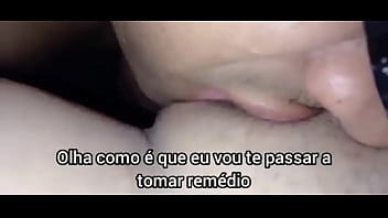 Chupando a buceta que o macho acabou de gozar em cima seu corno otário