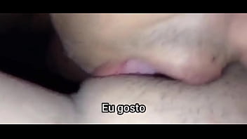 Chupando a buceta que o macho acabou de gozar em cima seu corno otário